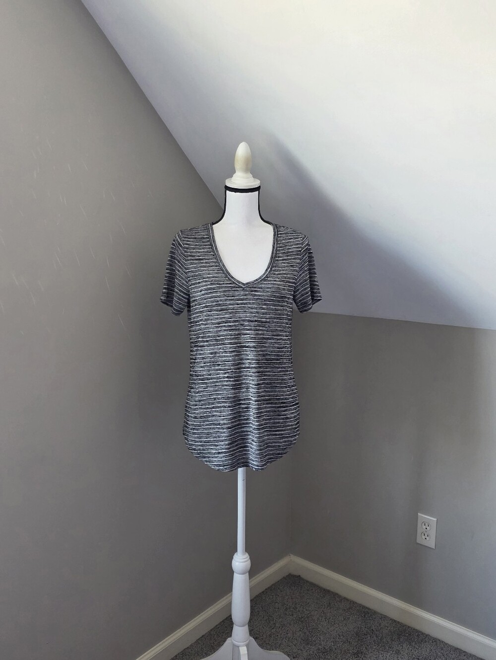 Athleta Breezy Scoop V Neck Tee